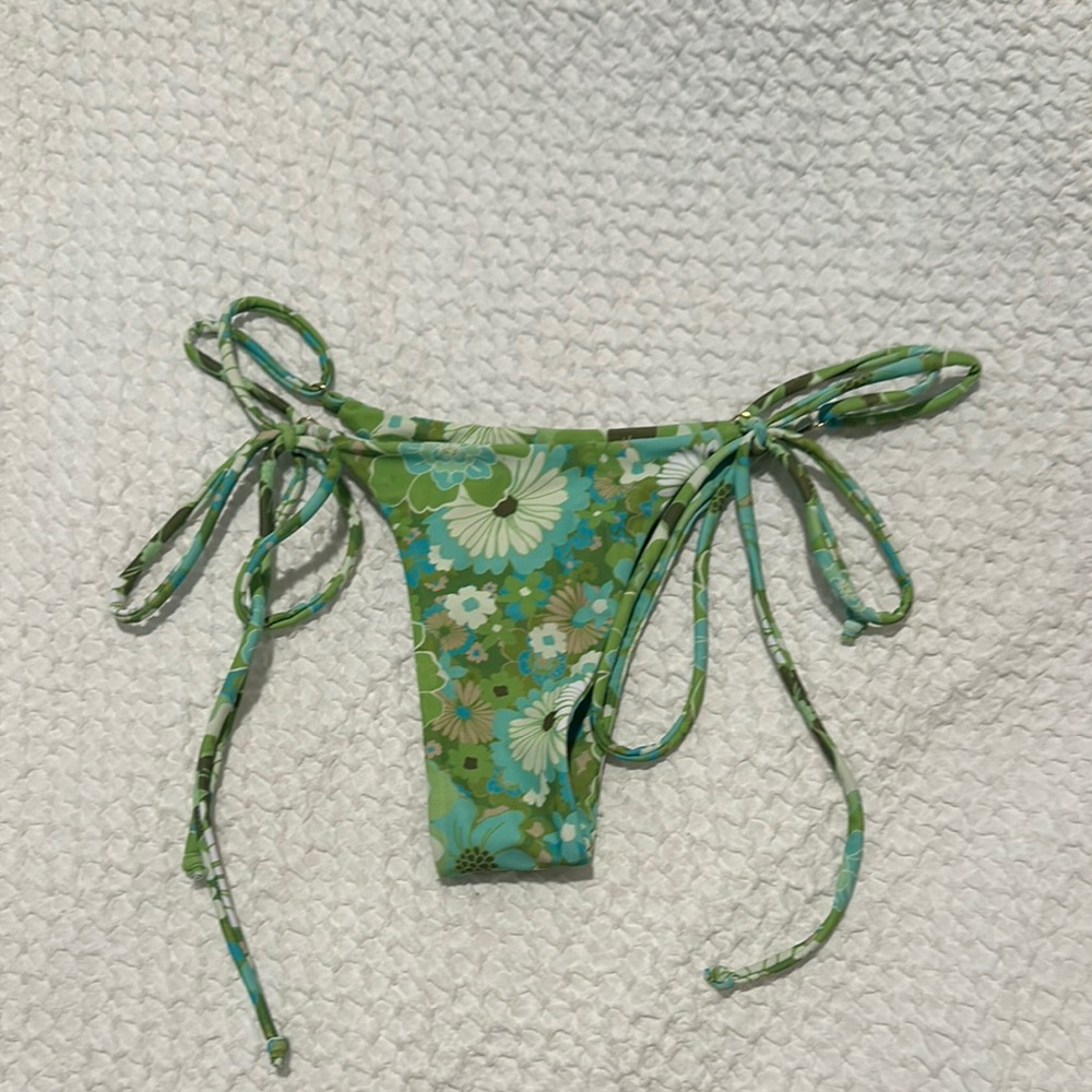 Kulani Kinis swim bottoms